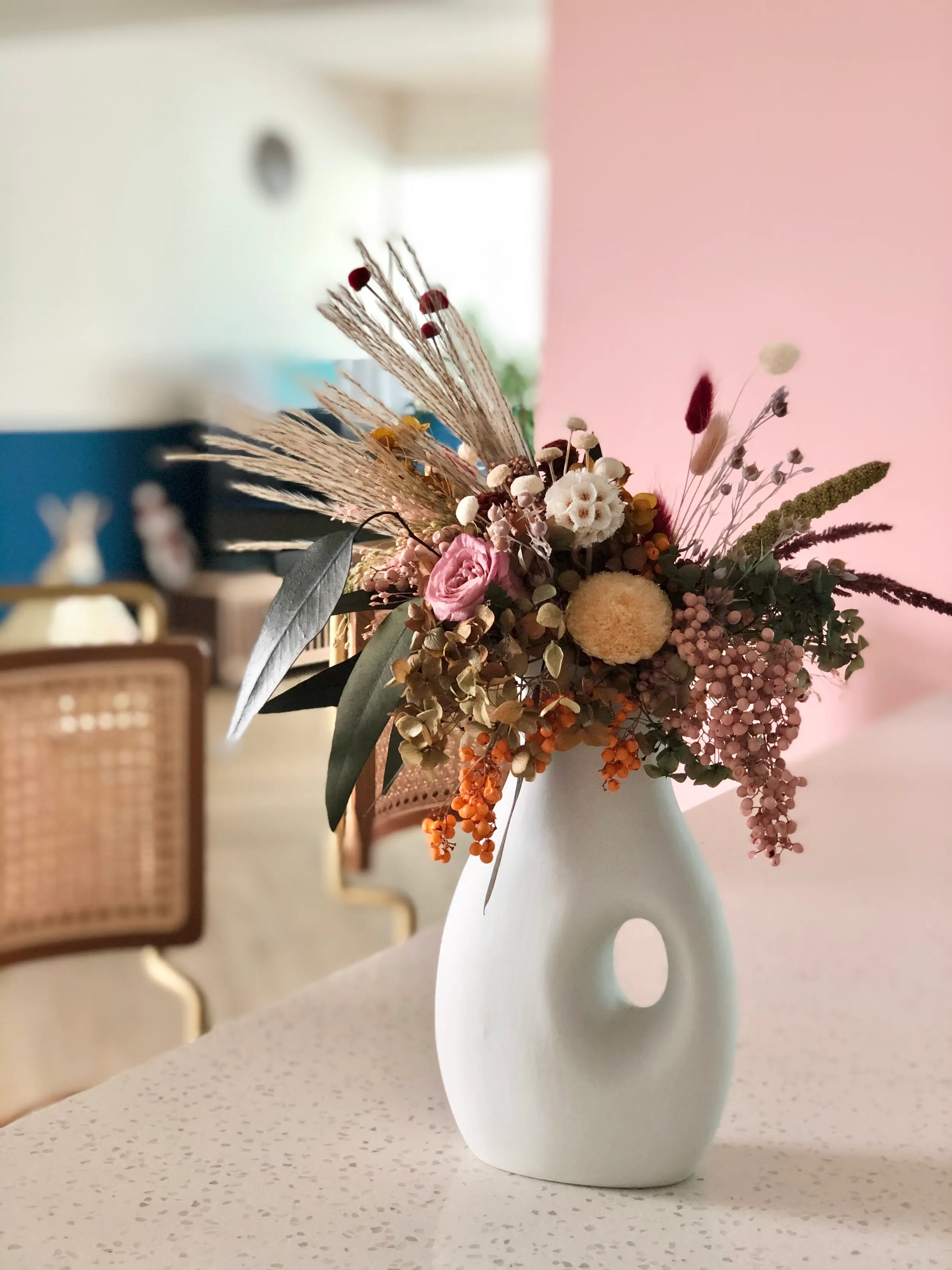 Medium, 360-deg profile, artistic vase