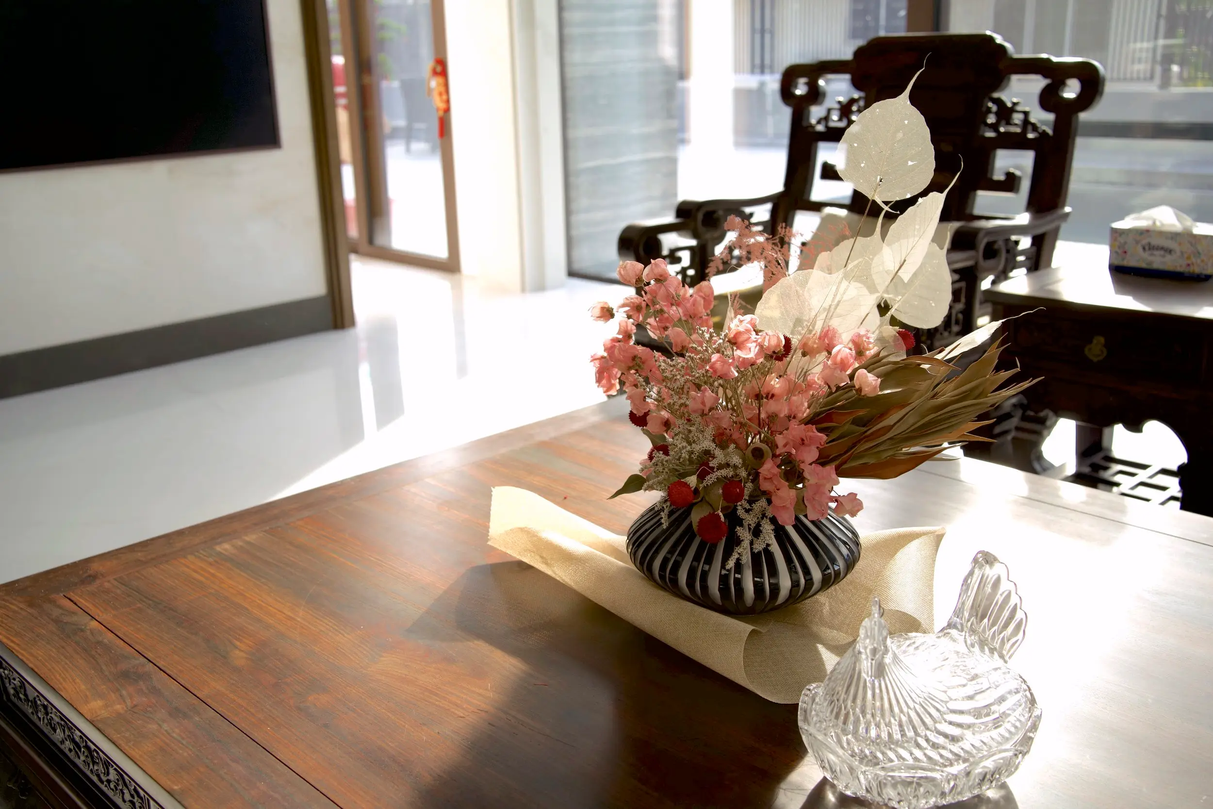 Dried leaf skeletons mimicking traditional fans to complement the furnishings.