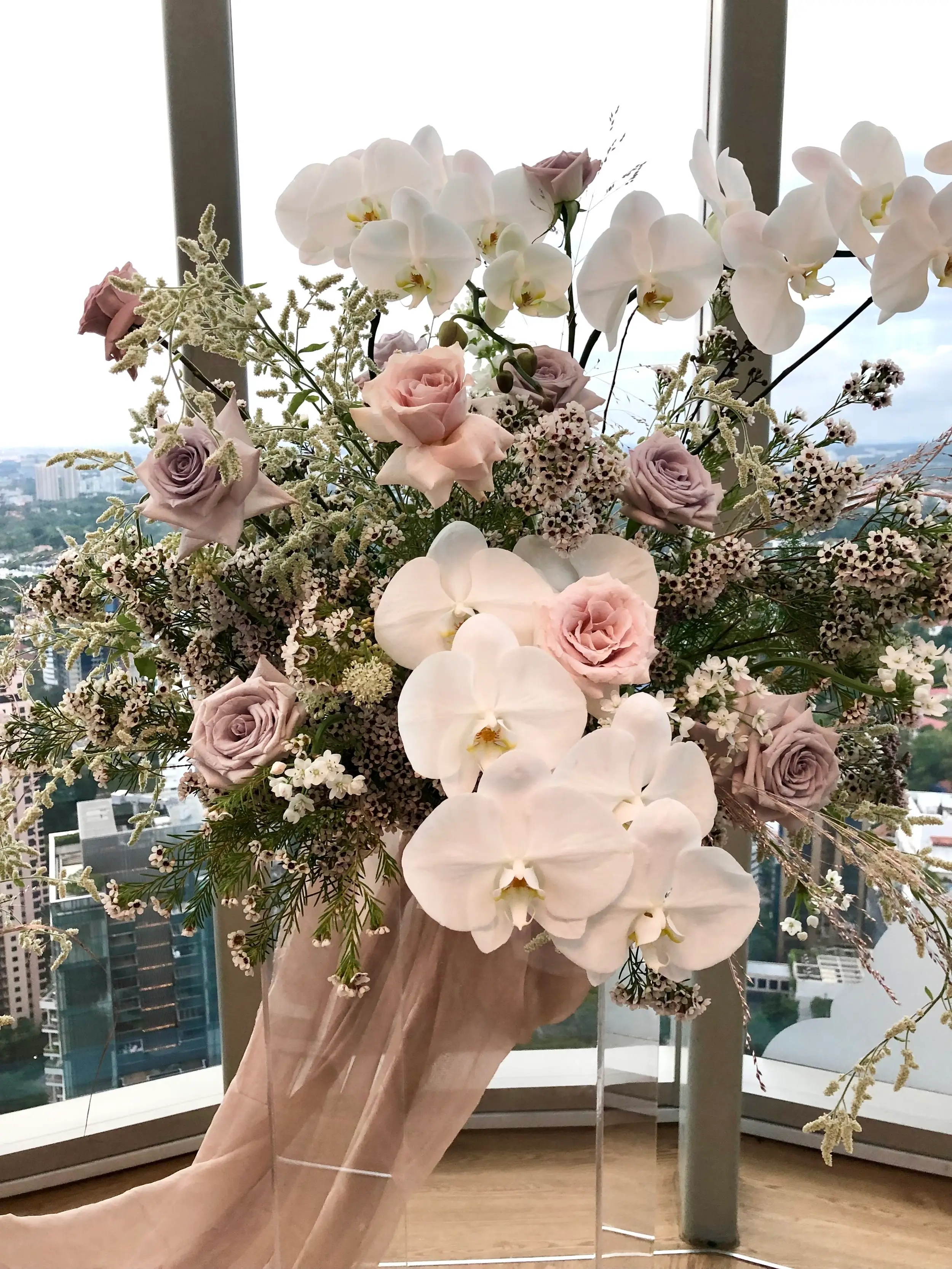 Using acrylic columns that help to elevate the florals without obstructing the view.