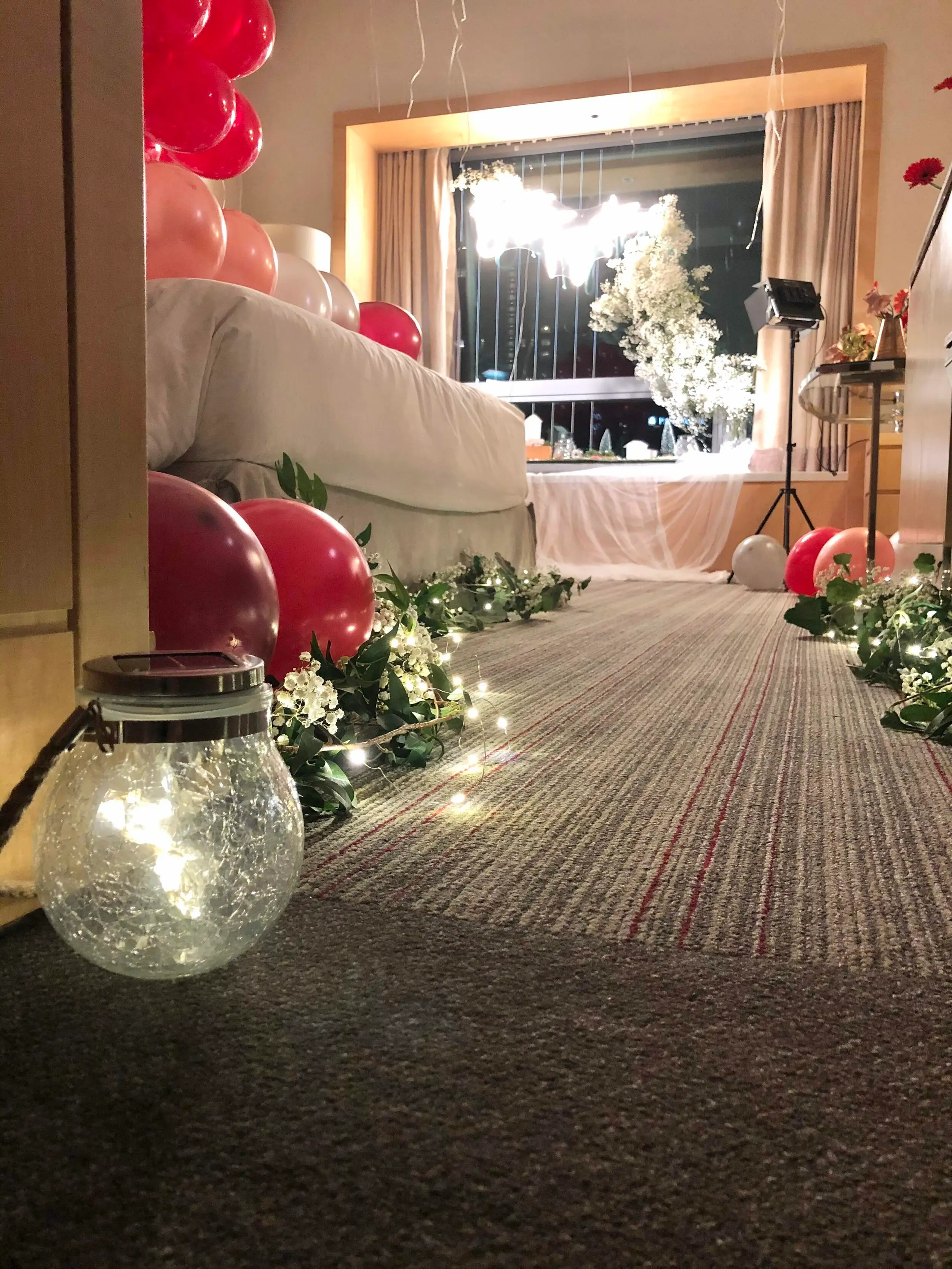 Fairy lights that added a magical touch, and sprigs of baby’s breath peppered across the faux leaf garland to carry across that winter, snow-covered theme.